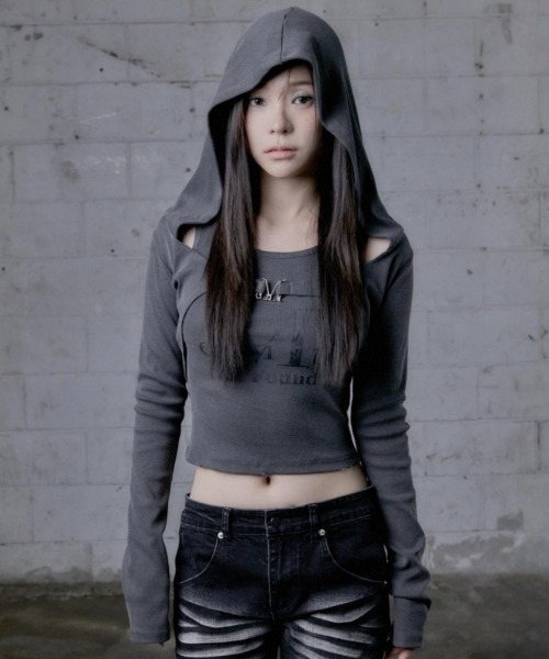 MUCENT（ムセント）の「【日本未発売/WEB限定】MUCENT(ムセント)/クロップド丈 メタルロゴ フード レイヤード ボレロ/OPEL METAL LOGO HOOD BOLERO（カーディガン/ボレロ・レディース・チャコールグレー・FREE）」の4枚目の写真