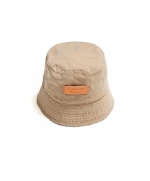 APOSTROPHE COMMA（アポストロフィコンマ）の「ベーシックレザーパッチバケットハット（ベージュ）（ハット）」
