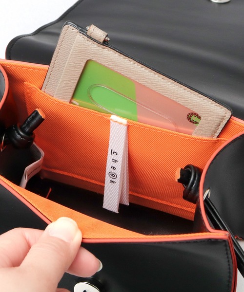 cheek(BAG)(チーク)の「ネオンライン レザー調 ミニショルダーバッグ(ショルダーバッグ・レディース・ブラック/シルバー・FREE)」の8枚目の写真