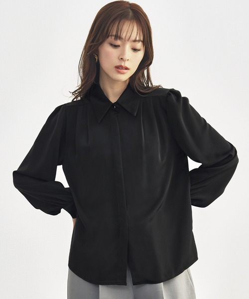 LOWO（ロワ）の「フロントタックパフスリーブシャツ ブラウス 長袖 オフィス ビジネス フォーマル セレモニー スーツインナー 白 卒業式 卒園式 入学式 入園式 七五三 ママ 母親（シャツ/ブラウス・レディース・ホワイト/ブラック/グレイッシュベージュ・FREE）」の4枚目の写真