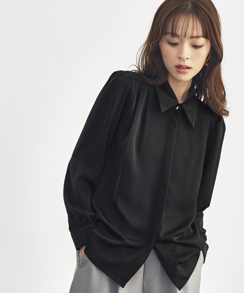 LOWO（ロワ）の「フロントタックパフスリーブシャツ ブラウス 長袖 オフィス ビジネス フォーマル セレモニー スーツインナー 白 卒業式 卒園式 入学式 入園式 七五三 ママ 母親（シャツ/ブラウス・レディース・ホワイト/ブラック/グレイッシュベージュ・FREE）」の5枚目の写真