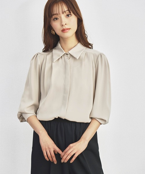 LOWO（ロワ）の「フロントタックパフスリーブシャツ ブラウス 長袖 オフィス ビジネス フォーマル セレモニー スーツインナー 白 卒業式 卒園式 入学式 入園式 七五三 ママ 母親（シャツ/ブラウス・レディース・ホワイト/ブラック/グレイッシュベージュ・FREE）」の19枚目の写真
