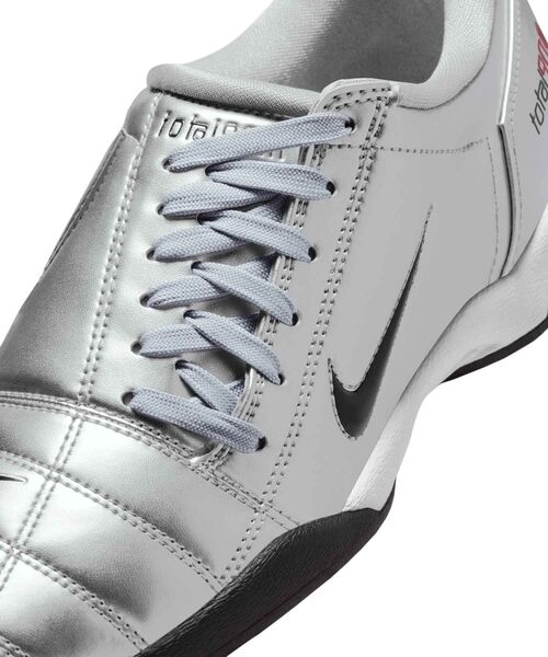 NIKE(ナイキ)の「ナイキ トータル 90 ウィメンズシューズ / Nike Total 90 Women's Shoes IM7595-001 Metallic Silver(スニーカー・レディース・シルバー・25.5/25/24.5/23/22.5/23.5/22/24/26)」の11枚目の写真
