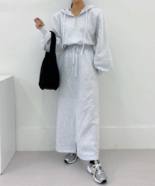 LAFFMO(ラフモ)の「ハーフジップフード付きスウェットロングワンピース(ワンピース・レディース・ブラック/ライトグレー・F)」の10枚目の写真