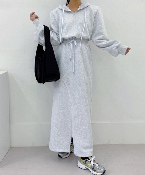 LAFFMO(ラフモ)の「ハーフジップフード付きスウェットロングワンピース(ワンピース・レディース・ブラック/ライトグレー・F)」の11枚目の写真