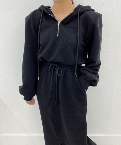 LAFFMO(ラフモ)の「ハーフジップフード付きスウェットロングワンピース(ワンピース・レディース・ブラック/ライトグレー・F)」の6枚目の写真