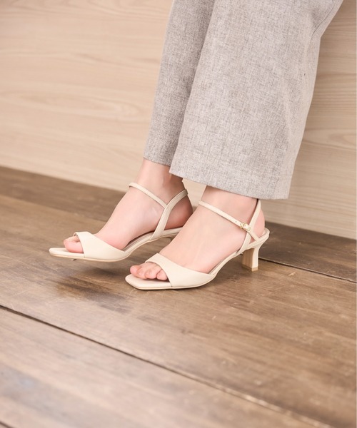 mysty woman(ミスティウーマン)の「リュクスラインヒールサンダル 664981(サンダル・レディース・ブラック/オフホワイト・MEDIUM/LARGE)」の1枚目の写真