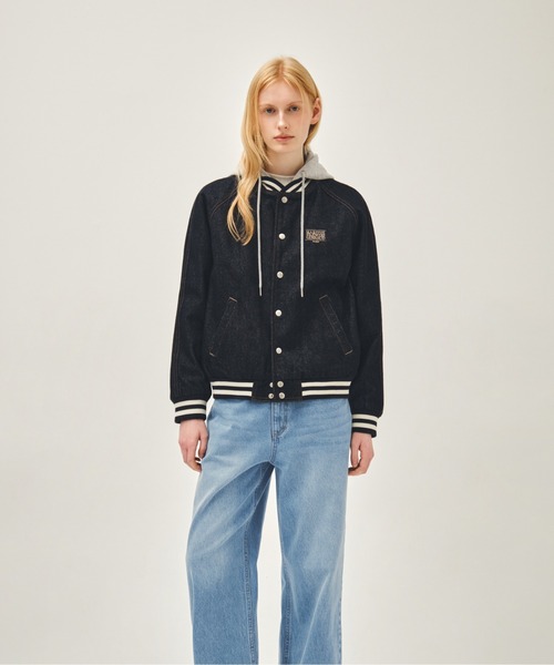 MARITHE + FRANCOIS GIRBAUD（マリテフランソワジルボー）の「CLASSIC LOGO RAGLAN DENIM VARSITY JACKET（デニムジャケット・レディース・ライトブルー/インディゴブルー・X-LARGE/LARGE/MEDIUM/SMALL）」の2枚目の写真