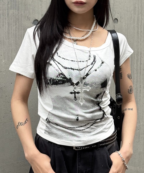 lilful(リルフル)の「【26年春夏新作】スタッズ付き チェーンプリント ワンショルダー半袖トップス(Tシャツ/カットソー・レディース・ブラック/ホワイト/グレー・F)」の2枚目の写真