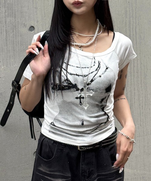 lilful(リルフル)の「【26年春夏新作】スタッズ付き チェーンプリント ワンショルダー半袖トップス(Tシャツ/カットソー・レディース・ブラック/ホワイト/グレー・F)」の5枚目の写真