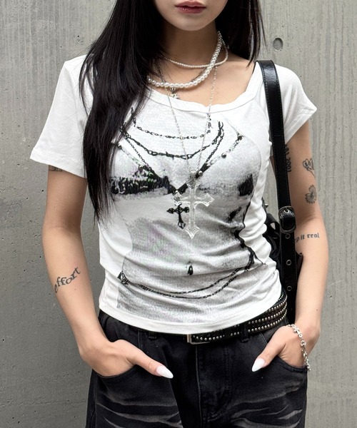lilful(リルフル)の「【26年春夏新作】スタッズ付き チェーンプリント ワンショルダー半袖トップス(Tシャツ/カットソー・レディース・ブラック/ホワイト/グレー・F)」の4枚目の写真