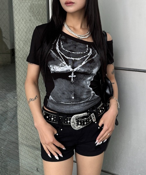lilful(リルフル)の「【26年春夏新作】スタッズ付き チェーンプリント ワンショルダー半袖トップス(Tシャツ/カットソー・レディース・ブラック/ホワイト/グレー・F)」の7枚目の写真