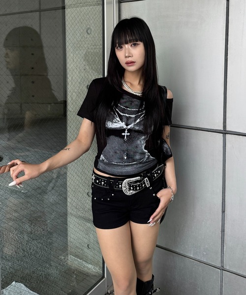lilful(リルフル)の「【26年春夏新作】スタッズ付き チェーンプリント ワンショルダー半袖トップス(Tシャツ/カットソー・レディース・ブラック/ホワイト/グレー・F)」の8枚目の写真