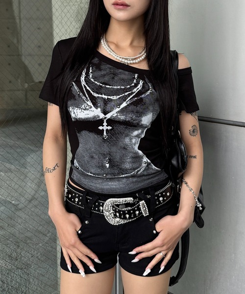 lilful(リルフル)の「【26年春夏新作】スタッズ付き チェーンプリント ワンショルダー半袖トップス(Tシャツ/カットソー・レディース・ブラック/ホワイト/グレー・F)」の10枚目の写真