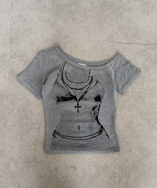 lilful(リルフル)の「【26年春夏新作】スタッズ付き チェーンプリント ワンショルダー半袖トップス(Tシャツ/カットソー・レディース・ブラック/ホワイト/グレー・F)」の15枚目の写真