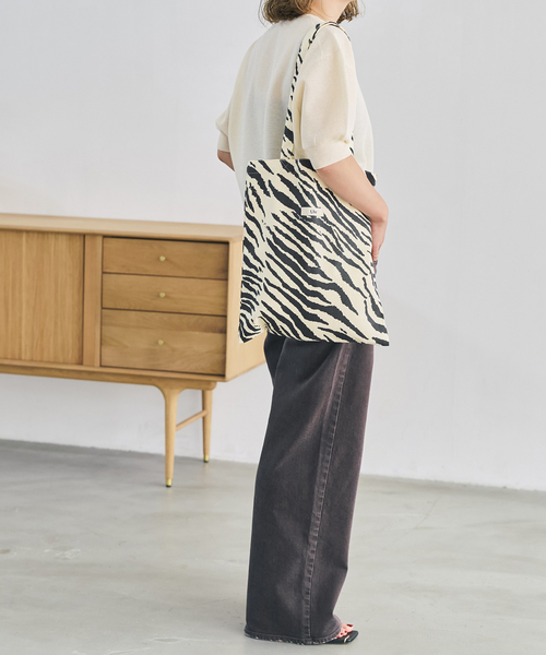 Spick & Span(スピックアンドスパン)の「《WEB限定 / 》Uhr / ウーア Animal Tote(トートバッグ・レディース・ブラウン/ホワイト・FREE)」の6枚目の写真
