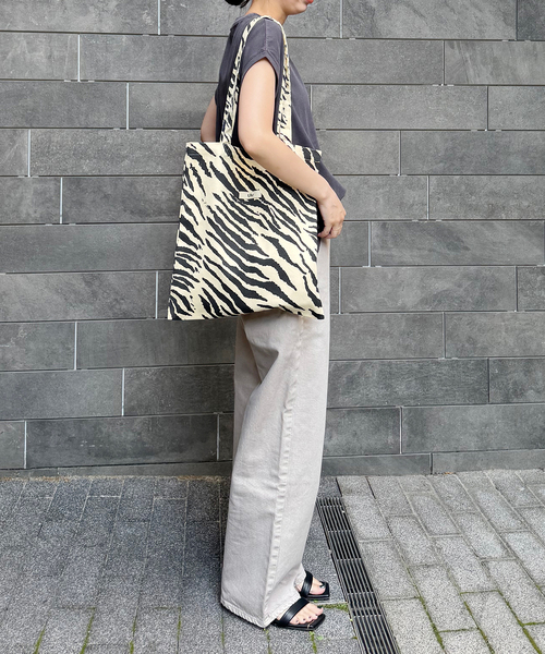 Spick & Span(スピックアンドスパン)の「《WEB限定 / 》Uhr / ウーア Animal Tote(トートバッグ・レディース・ブラウン/ホワイト・FREE)」の10枚目の写真