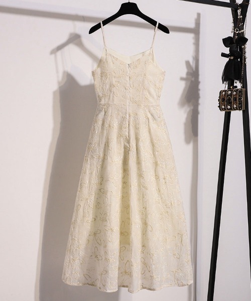 &soiree(アンドソワレ)の「フラワー刺繍キャミワンピース(ワンピース・レディース・オフホワイト・X-LARGE/LARGE/MEDIUM/SMALL)」の2枚目の写真