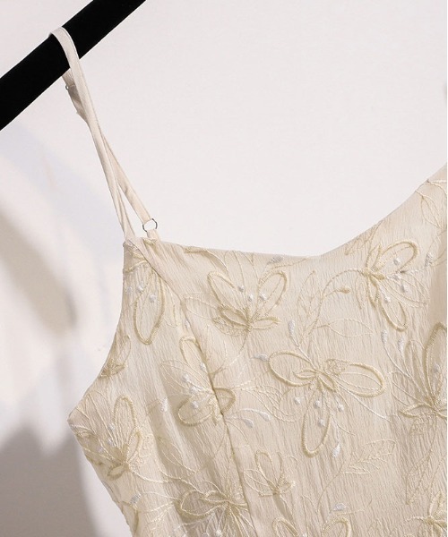 &soiree(アンドソワレ)の「フラワー刺繍キャミワンピース(ワンピース・レディース・オフホワイト・X-LARGE/LARGE/MEDIUM/SMALL)」の3枚目の写真