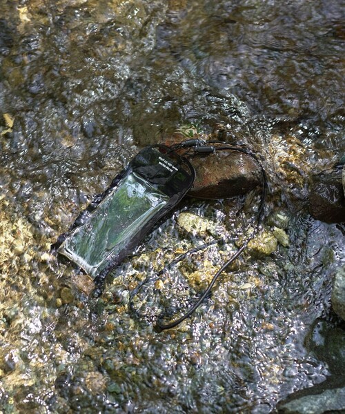 ROOT CO.(ルート)の「ROOT CO. / H2O Water Proof Shell IPX8 for Smart Phone(スマホケース/カバー・レディース・ブラック・ONE SIZE)」の4枚目の写真
