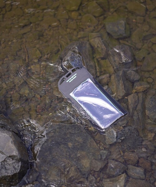ROOT CO.(ルート)の「ROOT CO. / H2O Water Proof Shell IPX8 for Smart Phone(スマホケース/カバー・レディース・ブラック・ONE SIZE)」の9枚目の写真