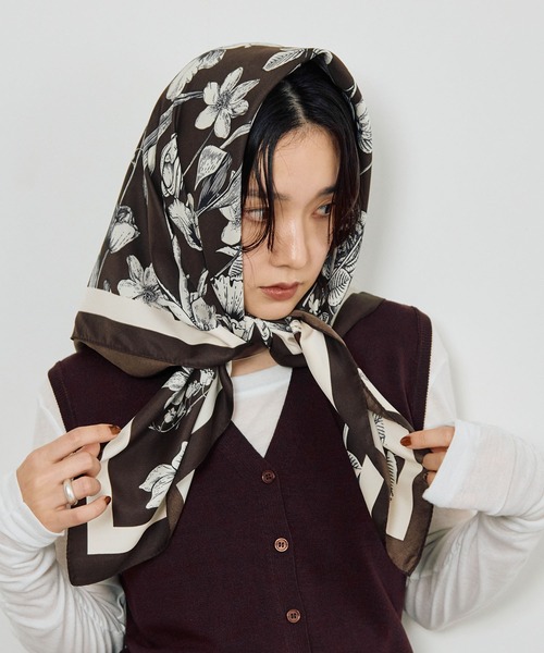 STELLA FISH(ステラフィッシュ)の「ボタニカル大判スカーフ(バンダナ/スカーフ・レディース・ベージュ/ブラウン/ダークブラウン・FREE)」の4枚目の写真