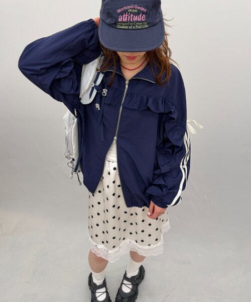 w closet(ダブルクローゼット)の「フリルラインブルゾン(ミリタリージャケット・レディース・サックスブルー/ピンク/ネイビー/アイボリー/イエロー・MEDIUM/SMALL)」の2枚目の写真