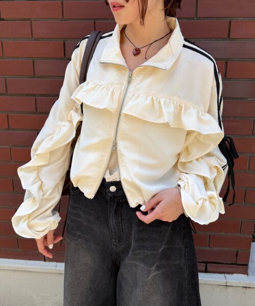 w closet(ダブルクローゼット)の「フリルラインブルゾン(ミリタリージャケット・レディース・サックスブルー/ピンク/ネイビー/アイボリー/イエロー・MEDIUM/SMALL)」の6枚目の写真
