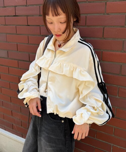 w closet(ダブルクローゼット)の「フリルラインブルゾン(ミリタリージャケット・レディース・サックスブルー/ピンク/ネイビー/アイボリー/イエロー・MEDIUM/SMALL)」の8枚目の写真