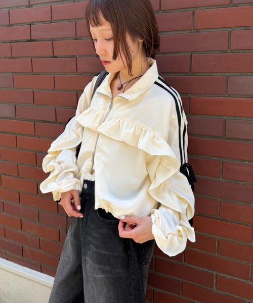 w closet(ダブルクローゼット)の「フリルラインブルゾン(ミリタリージャケット・レディース・サックスブルー/ピンク/ネイビー/アイボリー/イエロー・MEDIUM/SMALL)」の9枚目の写真