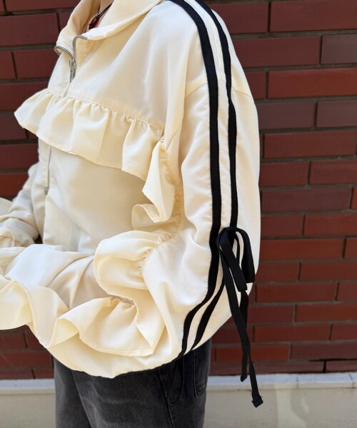 w closet(ダブルクローゼット)の「フリルラインブルゾン(ミリタリージャケット・レディース・サックスブルー/ピンク/ネイビー/アイボリー/イエロー・MEDIUM/SMALL)」の12枚目の写真