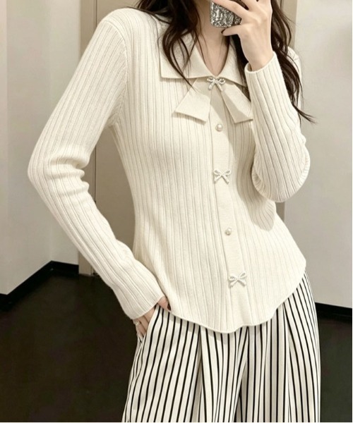 &soiree(アンドソワレ)の「リボンモチーフ×パールボタンリボンカラーリブニット(ニット/セーター・レディース・ピンク/グレー/オフホワイト・FREE)」の2枚目の写真