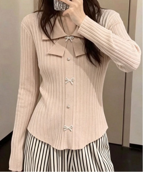 &soiree(アンドソワレ)の「リボンモチーフ×パールボタンリボンカラーリブニット(ニット/セーター・レディース・ピンク/グレー/オフホワイト・FREE)」の3枚目の写真