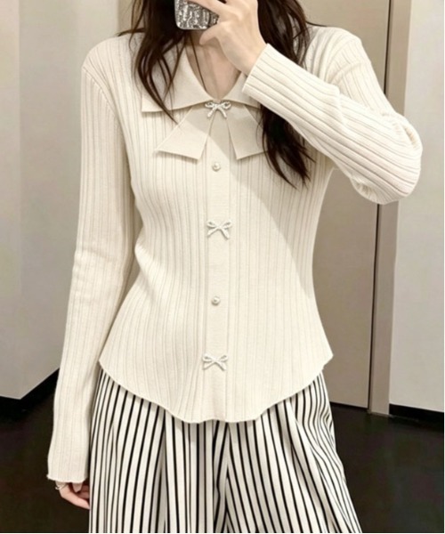 &soiree(アンドソワレ)の「リボンモチーフ×パールボタンリボンカラーリブニット(ニット/セーター・レディース・ピンク/グレー/オフホワイト・FREE)」の7枚目の写真