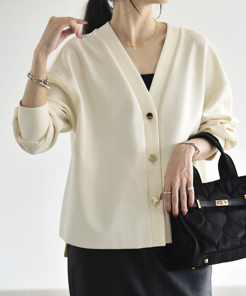 quaranciel(カランシエル)の「〈手洗い可能〉カットジョーゼット Vネック ワイド カーディガン(カーディガン/ボレロ・レディース・ベージュ/ブラック/ネイビー/オフホワイト・ONE SIZE)」の2枚目の写真