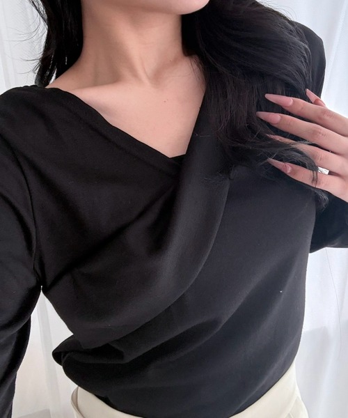 merrylatte(メリーラテ)の「アシンメトリー オフショルダー 長袖トップス(Tシャツ/カットソー・レディース・ホワイト/カーキ/ブラック・S/M/L)」の2枚目の写真