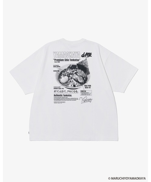 KEBOZ(ケボズ)の「山岡家 × KEBOZ プレミアム塩とんこつ S/S TEE(Tシャツ/カットソー・メンズ・ホワイト/ブラック・XL/L/M/S/2XL)」の1枚目の写真