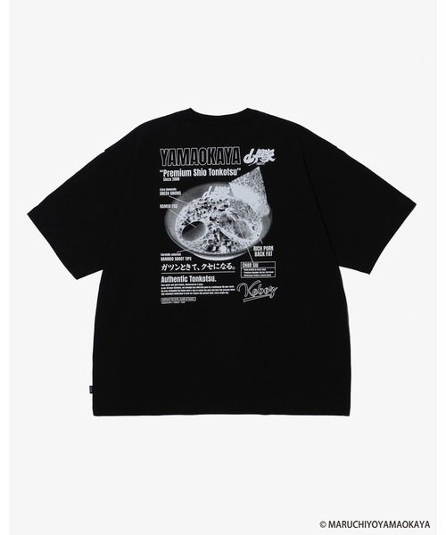 KEBOZ(ケボズ)の「山岡家 × KEBOZ プレミアム塩とんこつ S/S TEE(Tシャツ/カットソー・メンズ・ホワイト/ブラック・XL/L/M/S/2XL)」の2枚目の写真