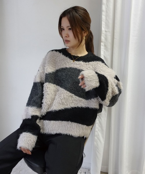 CORNERS(コーナーズ)の「シャギーブークレニュアンス柄ニットプルオーバー(ニット/セーター・レディース・ブラック/グレイッシュベージュ/ピンク/ブラウン/グレー・FREE)」の2枚目の写真