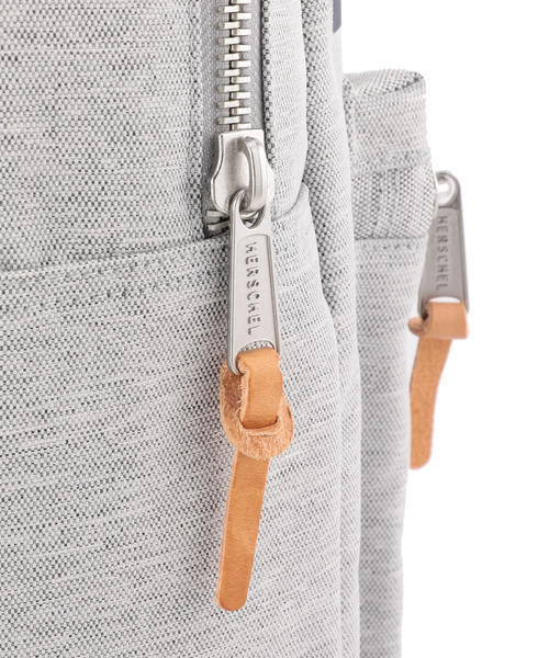 Herschel Supply(ハーシェルサプライ)の「HERSCHEL: OFFSET SETTELMENT(バックパック/リュック・メンズ・オリーブ/グレー・ONE SIZE)」の7枚目の写真