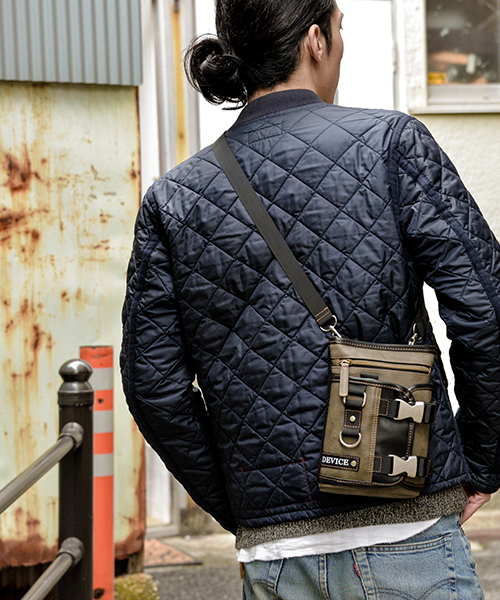 DEVICE(デバイス)の「DEVICE メタル ダブル バックル 2WAY シザーケース ショルダーバッグ(ボディバッグ/ウエストポーチ・メンズ・グレー/ブラック/ブラウン・FREE)」の3枚目の写真