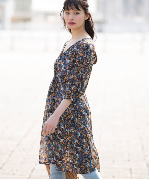 Luz Llena（ラズレナ）の「花柄前ボタンガウンワンピース（ワンピース・レディース・ブラック/パープル・MEDIUM）」の2枚目の写真