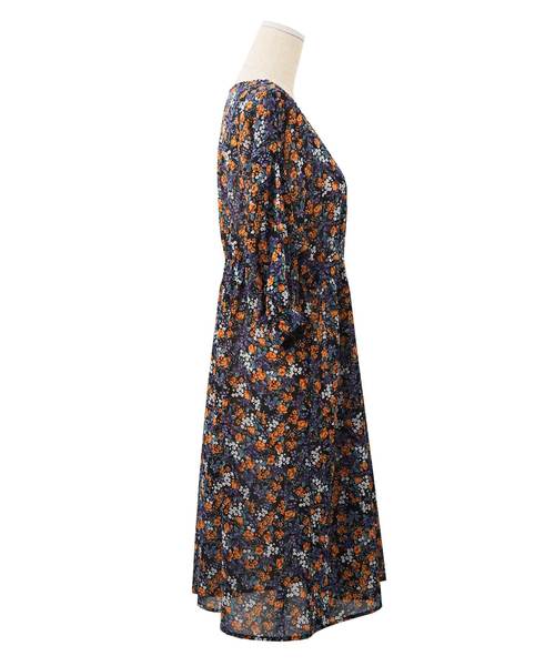 Luz Llena（ラズレナ）の「花柄前ボタンガウンワンピース（ワンピース・レディース・ブラック/パープル・MEDIUM）」の4枚目の写真