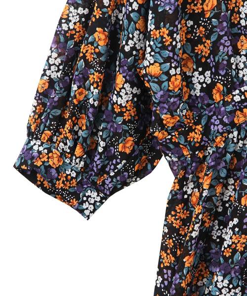 Luz Llena（ラズレナ）の「花柄前ボタンガウンワンピース（ワンピース・レディース・ブラック/パープル・MEDIUM）」の7枚目の写真