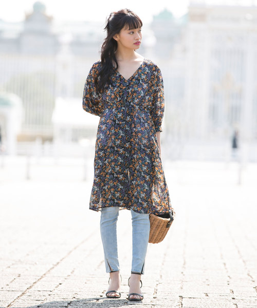 Luz Llena（ラズレナ）の「花柄前ボタンガウンワンピース（ワンピース・レディース・ブラック/パープル・MEDIUM）」の8枚目の写真