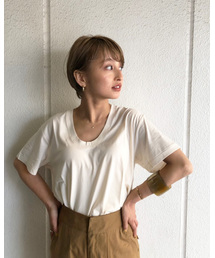 UネックTシャツ