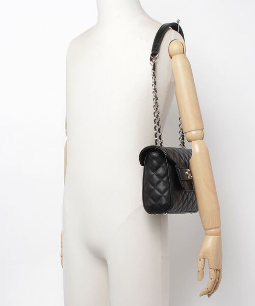 Guess(ゲス)の「ILLY Convertible Crossbody Flap(ショルダーバッグ・レディース・ブラック/ベージュ/ライトピンク・ONE SIZE)」の14枚目の写真