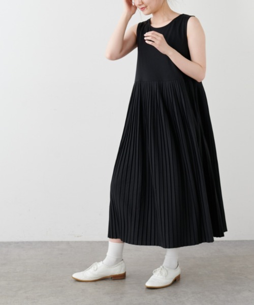 PUAL CE CIN（ピュアルセシン）の「ノースリーブプリーツワンピース（ワンピース・レディース・ブラック/オートミール・FREE）」の2枚目の写真