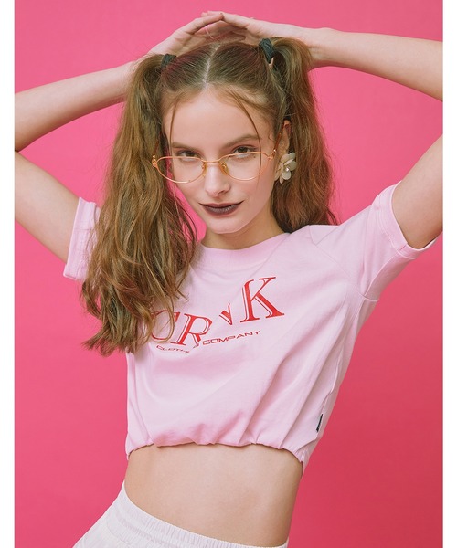 CRANK（クランク）の「『CRANK/クランク』BAND LOGO CROP T/ロゴプリントクロップド丈 半袖Tシャツ（Tシャツ/カットソー・レディース・ホワイト/ブラック/ピンク・FREE）」の3枚目の写真