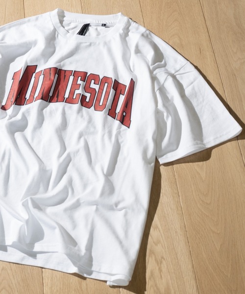 JOHN'S CLOSET（ジョンズクローゼット）の「【i】アメカジプリント クルーネックTシャツ（Tシャツ/カットソー・メンズ・ブラック系その他/ピンク系その他/ネイビー系1/ワイン系/パープル/ブラック/ブルー系その他/ネイビー系/ワイン/ライトブルー/ホワイト系その他/ブラック系その他2/パープル系その他2/ワイン系1/ネイビー/ピンク/ブルー系その他2/ピンク系その他2/ホワイト/グリーン/パープル系その他/グリーン系その他/グリーン系その他2・X-LARGE/MEDIUM/LARGE）」の2枚目の写真